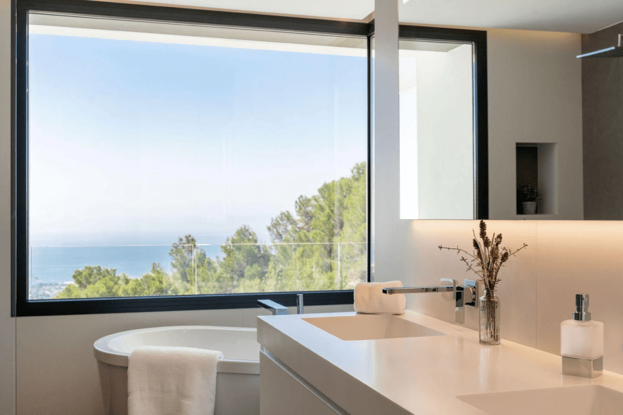 nueva villa de lujo con impresionantes vistas panorámicas al mar y a las moñtanas en Altea Hills