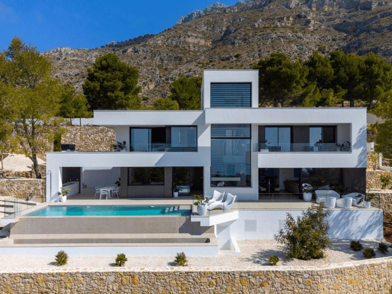 nueva villa de lujo con impresionantes vistas panorámicas al mar y a las moñtanas en Altea Hills