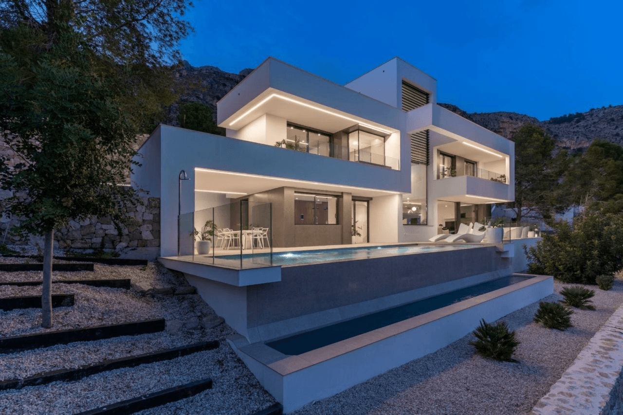 nueva villa de lujo con impresionantes vistas panorámicas al mar y a las moñtanas en Altea Hills