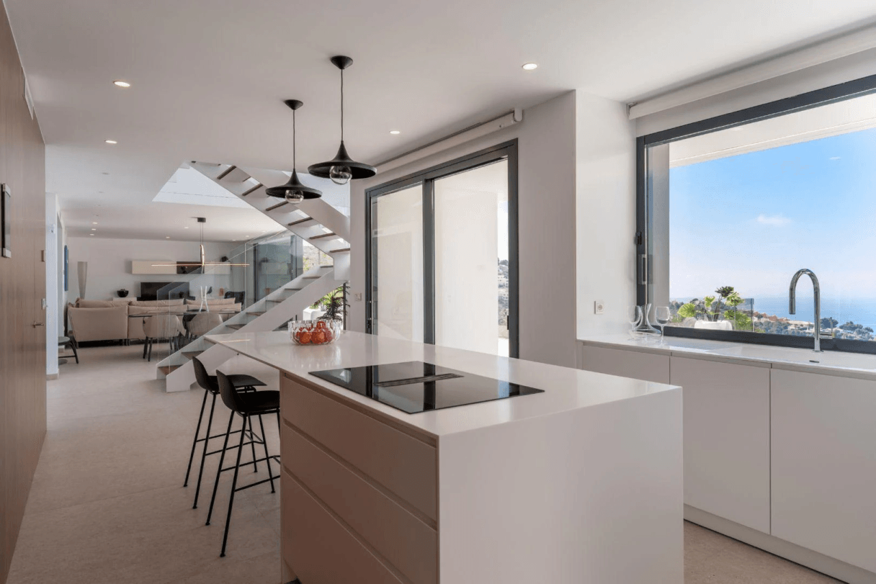 nueva villa de lujo con impresionantes vistas panorámicas al mar y a las moñtanas en Altea Hills