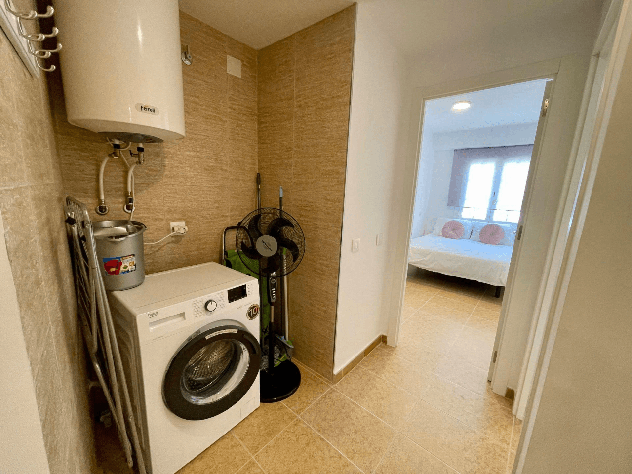 Vivienda luminosa con balcón pequeño y vistas a la iglesia