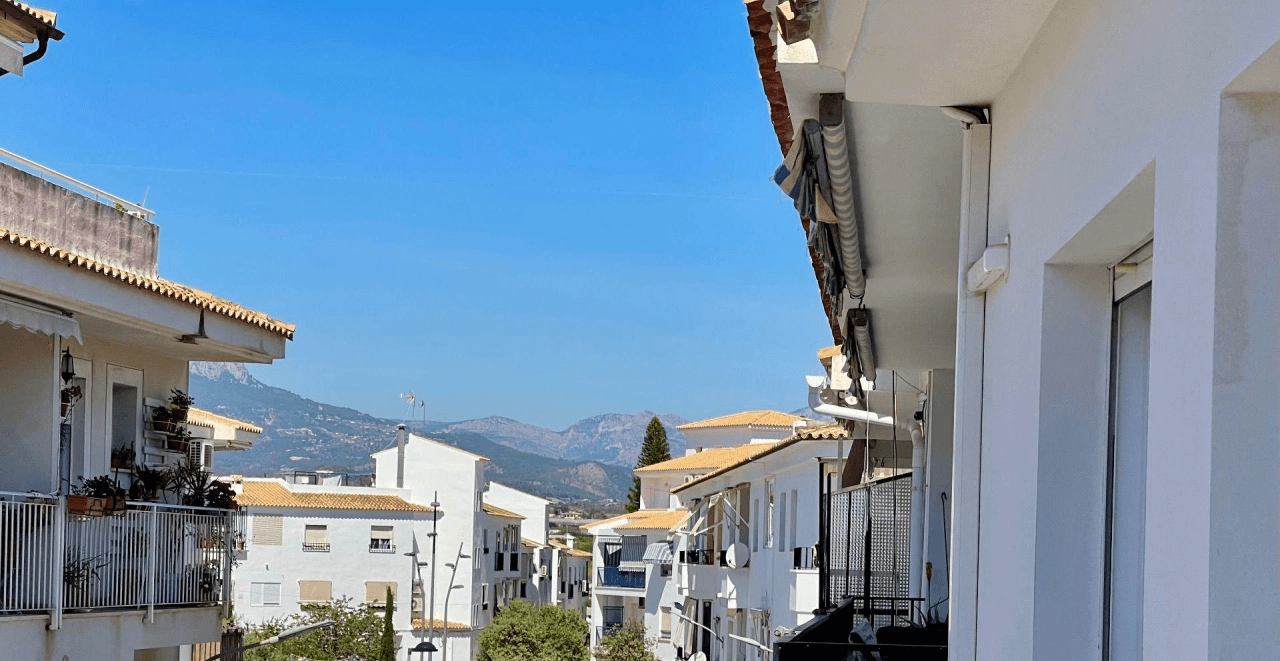 Vivienda luminosa con balcón pequeño y vistas a la iglesia