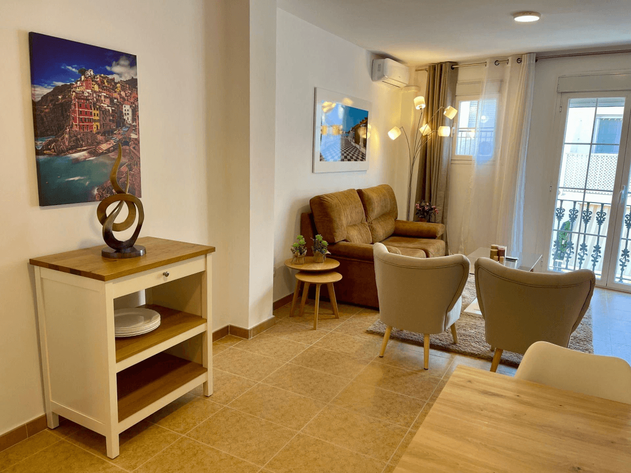 Vivienda luminosa con balcón pequeño y vistas a la iglesia