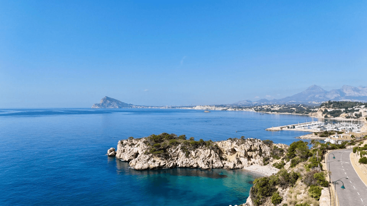 Lujoso Atico Duplex en primera linea de mar con vistas fantasticas hacia la bahia de Altea