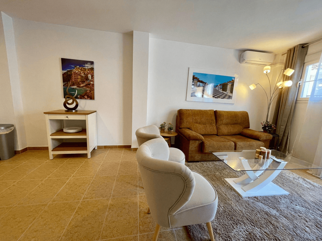 Vivienda luminosa con balcón pequeño y vistas a la iglesia