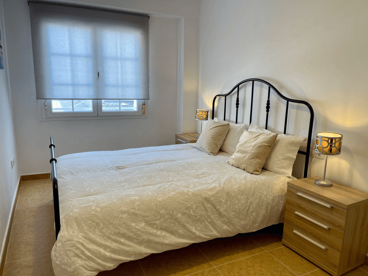 Vivienda luminosa con balcón pequeño y vistas a la iglesia