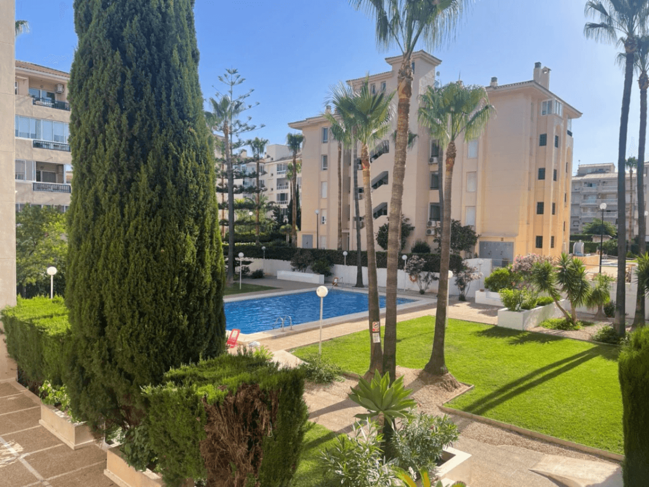 Amplio apartamento de 3 dormitorios completamente renovado en el corazón de El Albir, con piscina y garaje