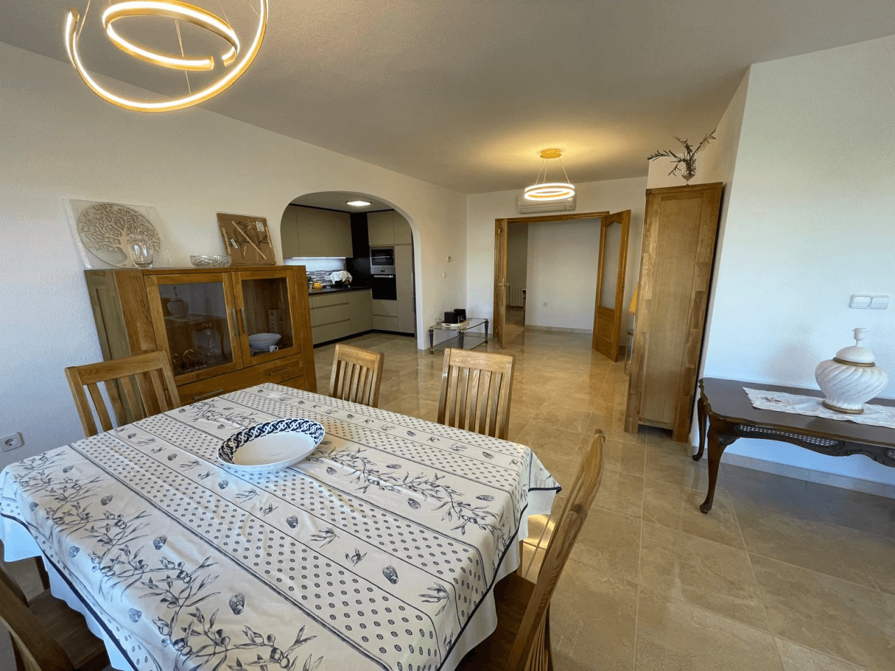Amplio apartamento de 3 dormitorios completamente renovado en el corazón de El Albir, con piscina y garaje