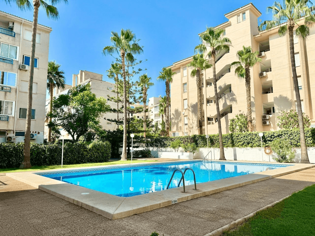 Acogedor apartamento de 3 dormitorios en el corazón de El Albir con piscina y garaje