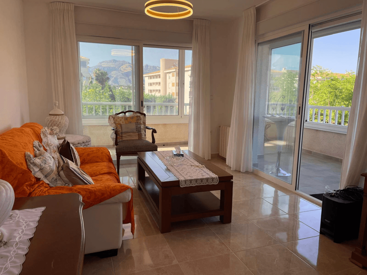 Amplio apartamento de 3 dormitorios completamente renovado en el corazón de El Albir, con piscina y garaje