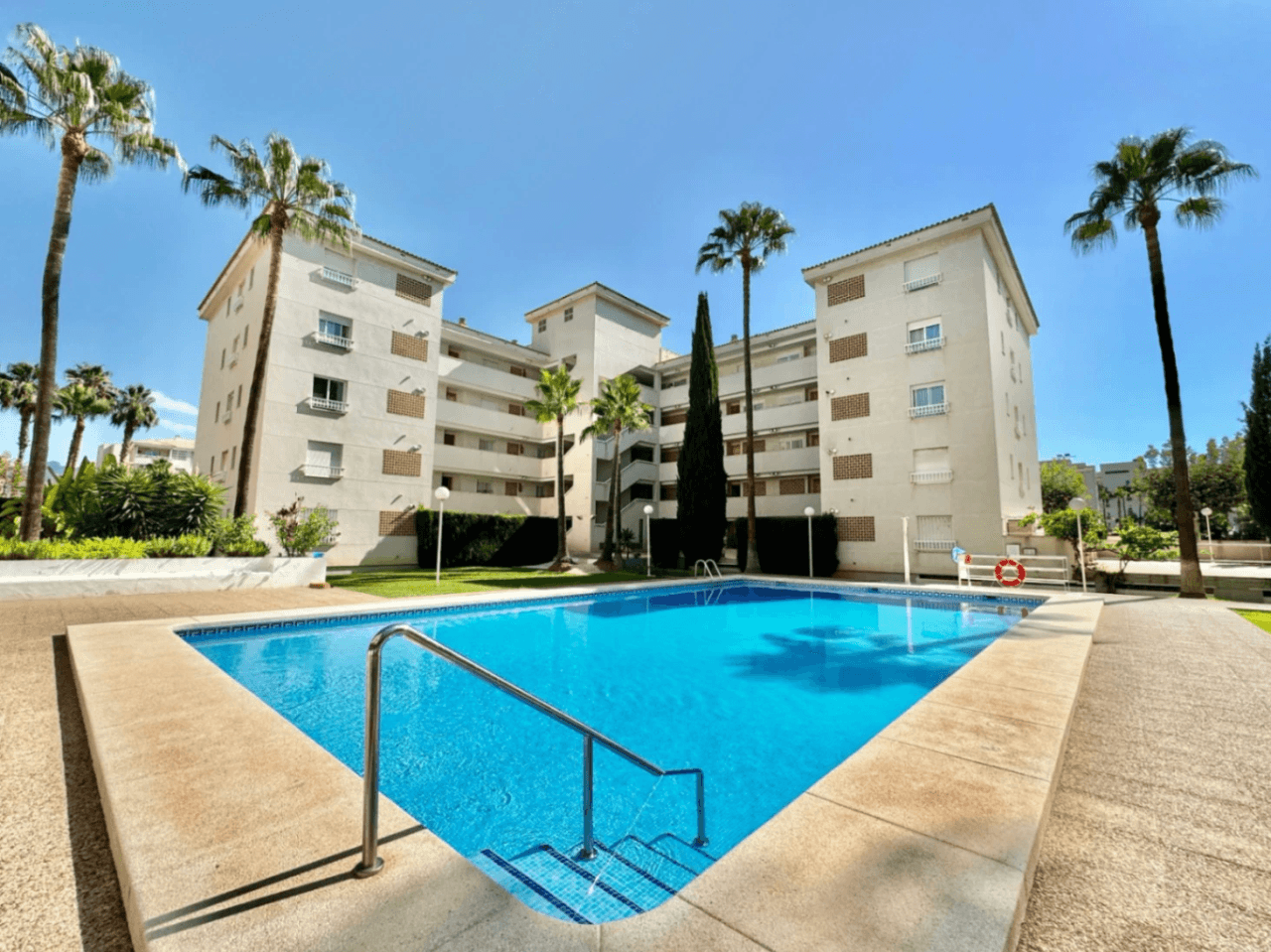 Acogedor apartamento de 3 dormitorios en el corazón de El Albir con piscina y garaje