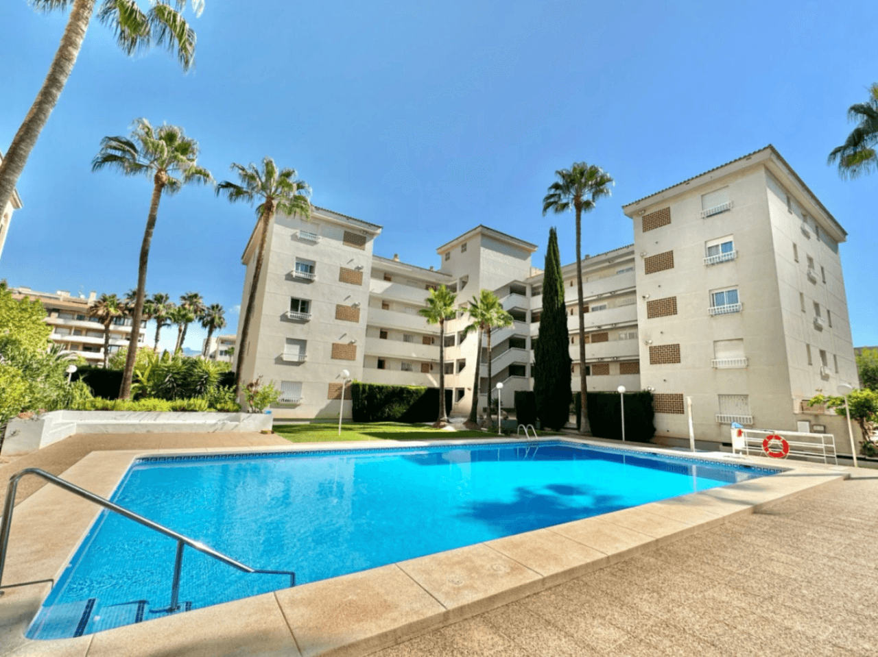 Acogedor apartamento de 3 dormitorios en el corazón de El Albir con piscina y garaje