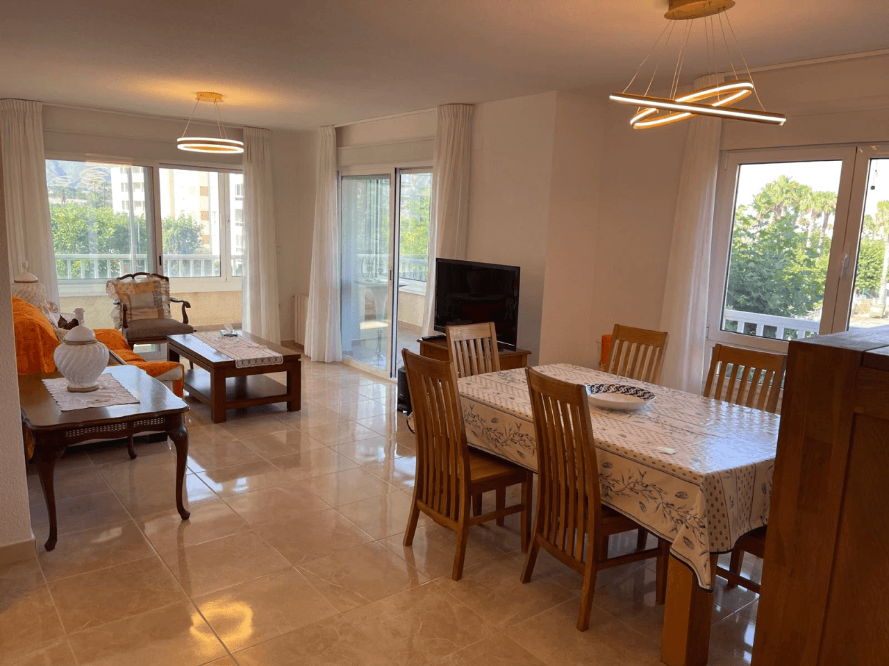 Amplio apartamento de 3 dormitorios completamente renovado en el corazón de El Albir, con piscina y garaje