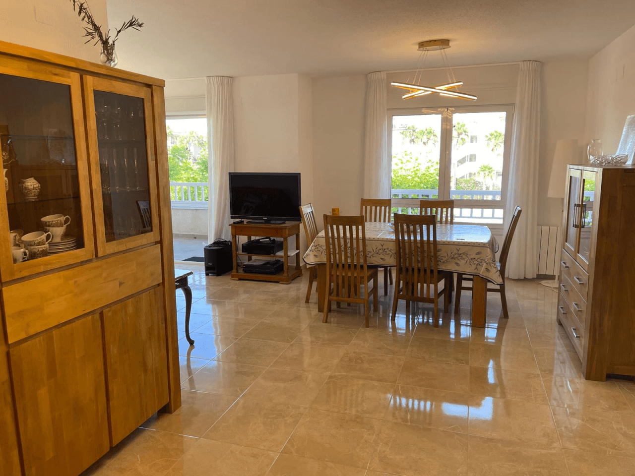 Amplio apartamento de 3 dormitorios completamente renovado en el corazón de El Albir, con piscina y garaje