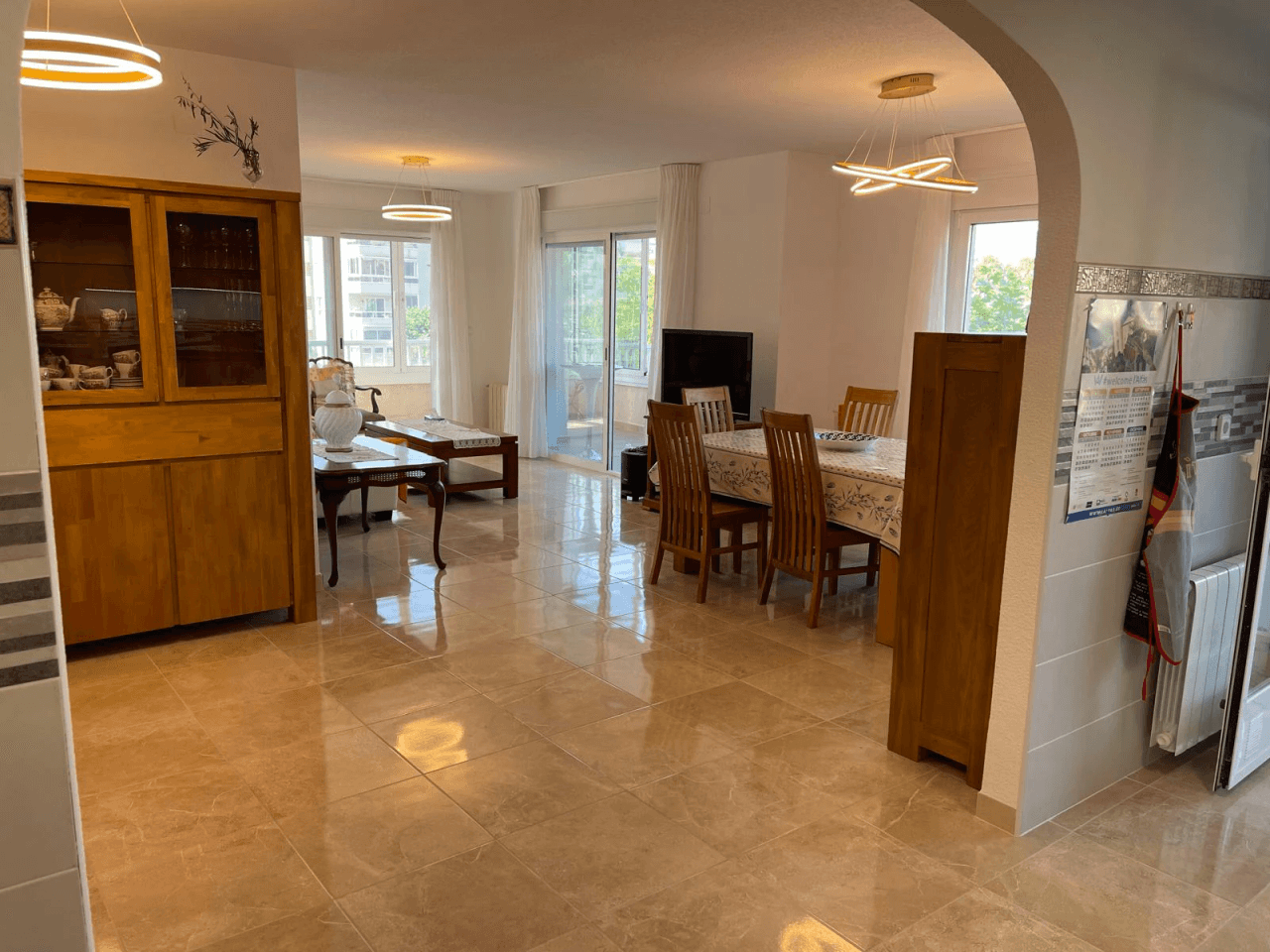 Amplio apartamento de 3 dormitorios completamente renovado en el corazón de El Albir, con piscina y garaje