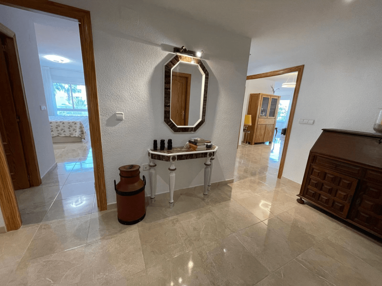 Amplio apartamento de 3 dormitorios completamente renovado en el corazón de El Albir, con piscina y garaje