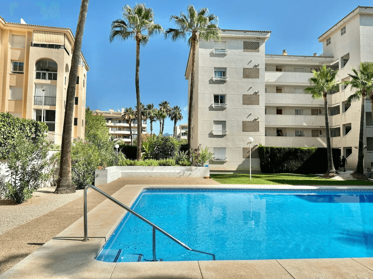 Acogedor apartamento de 3 dormitorios en el corazón de El Albir con piscina y garaje