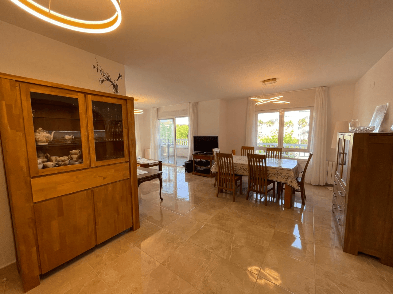 Amplio apartamento de 3 dormitorios completamente renovado en el corazón de El Albir, con piscina y garaje