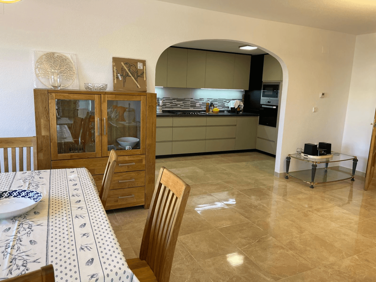 Amplio apartamento de 3 dormitorios completamente renovado en el corazón de El Albir, con piscina y garaje