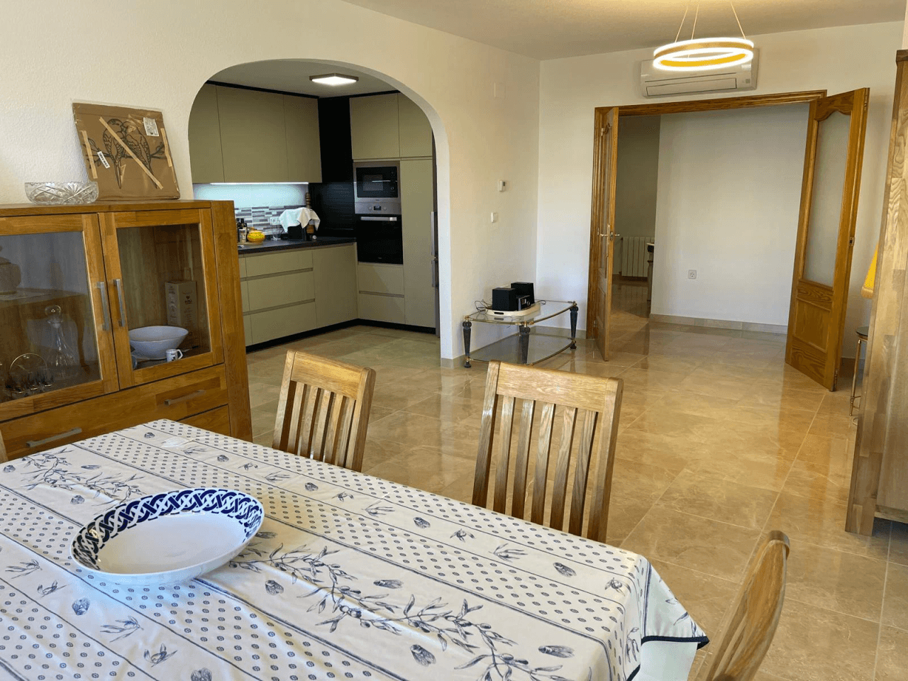 Amplio apartamento de 3 dormitorios completamente renovado en el corazón de El Albir, con piscina y garaje