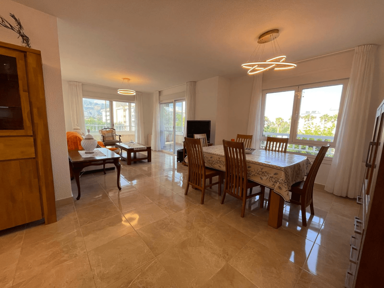 Amplio apartamento de 3 dormitorios completamente renovado en el corazón de El Albir, con piscina y garaje
