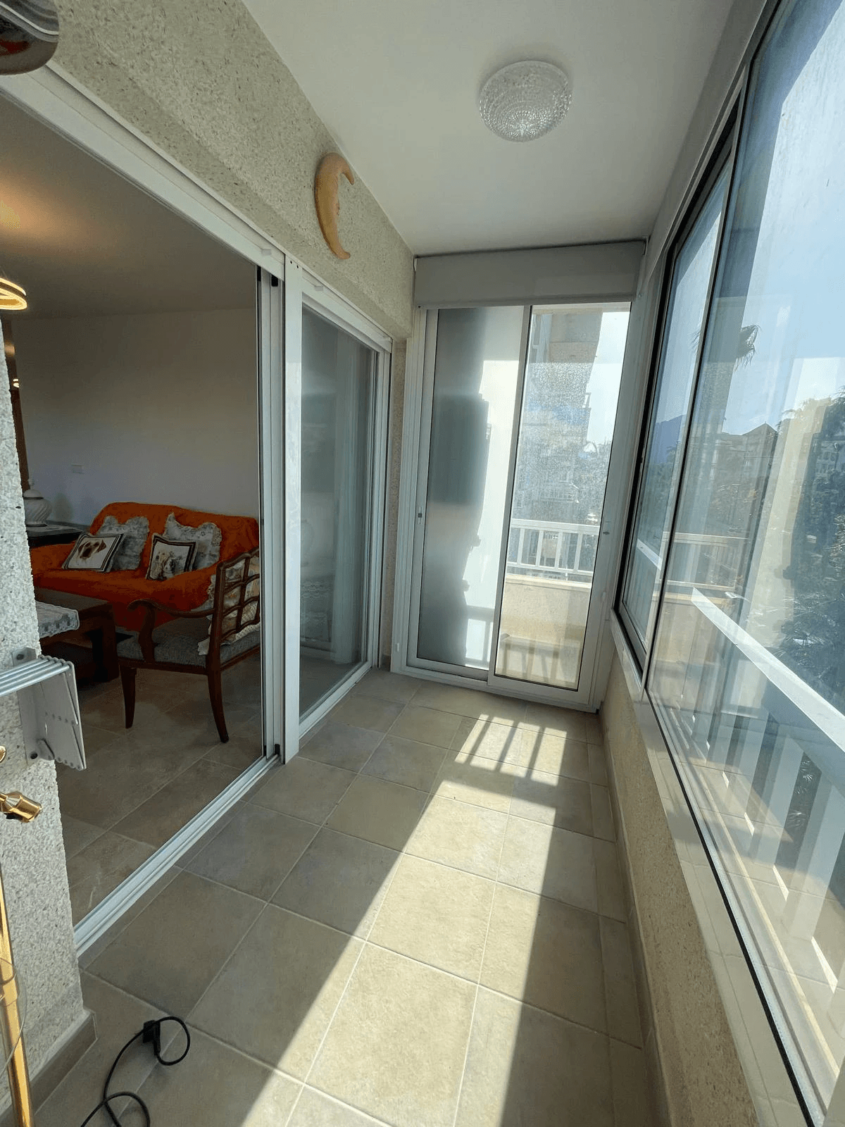 Amplio apartamento de 3 dormitorios completamente renovado en el corazón de El Albir, con piscina y garaje