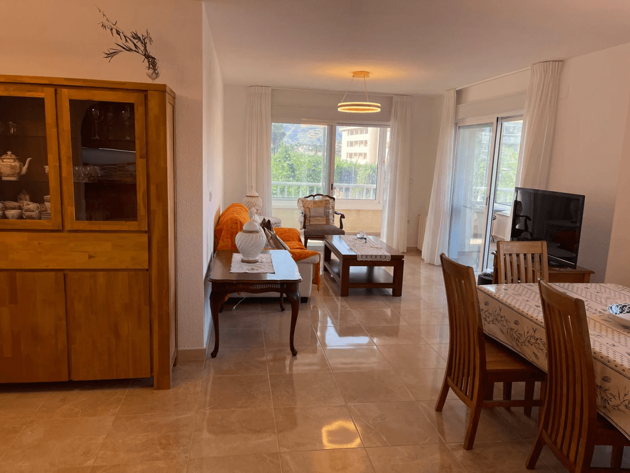 Amplio apartamento de 3 dormitorios completamente renovado en el corazón de El Albir, con piscina y garaje