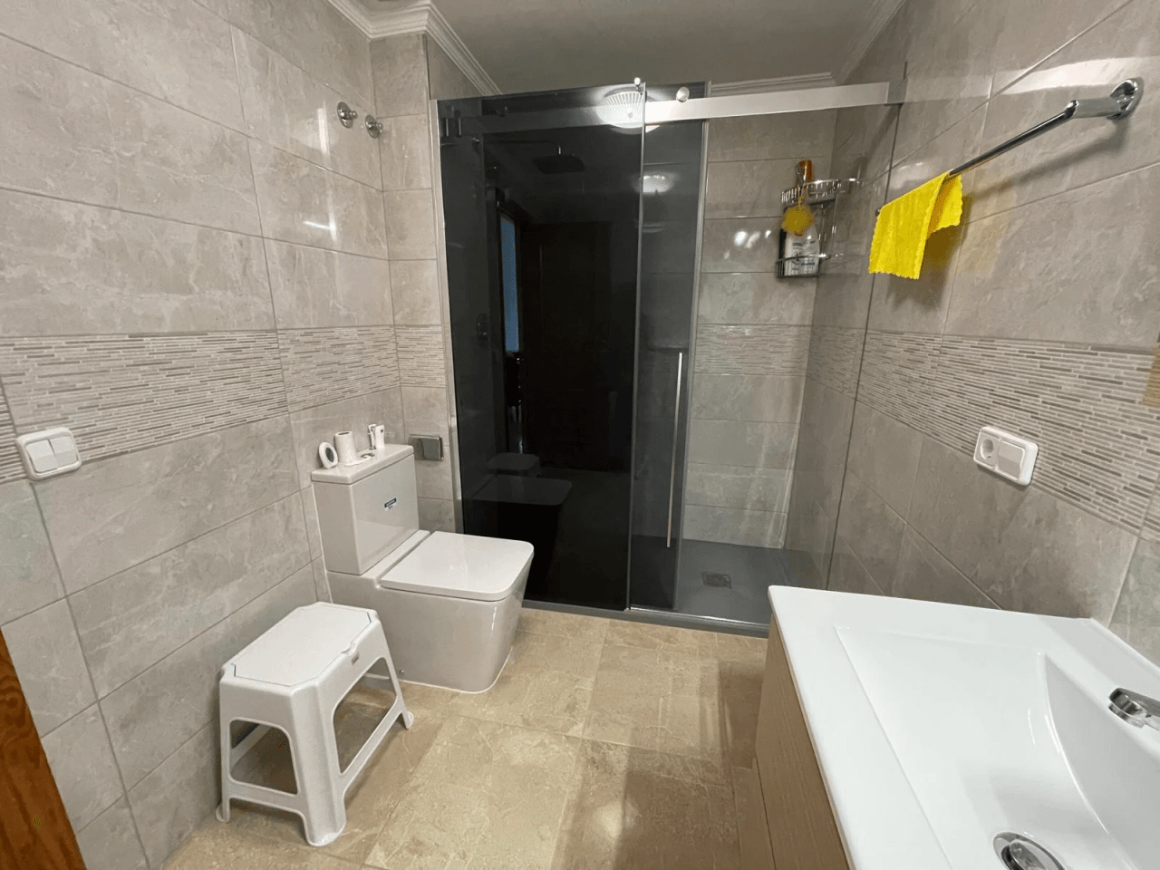 Amplio apartamento de 3 dormitorios completamente renovado en el corazón de El Albir, con piscina y garaje