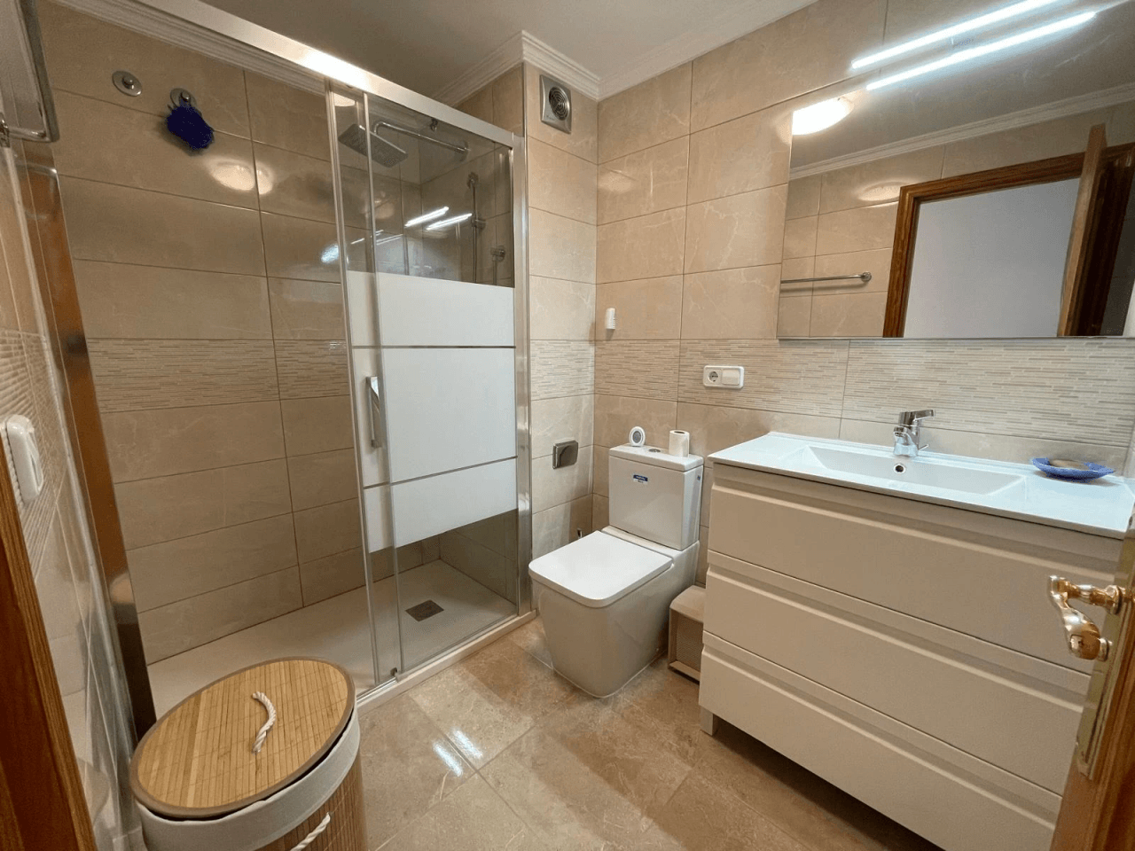 Amplio apartamento de 3 dormitorios completamente renovado en el corazón de El Albir, con piscina y garaje
