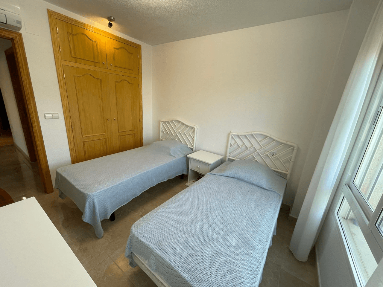 Amplio apartamento de 3 dormitorios completamente renovado en el corazón de El Albir, con piscina y garaje