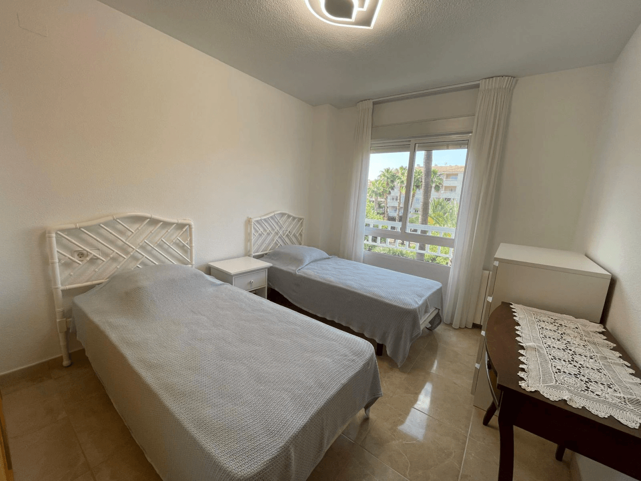Amplio apartamento de 3 dormitorios completamente renovado en el corazón de El Albir, con piscina y garaje